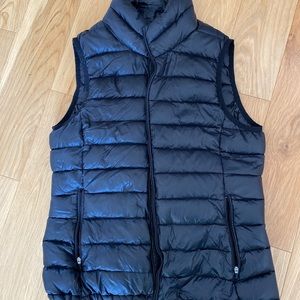 BLACK ARITZIA PUFFER VEST